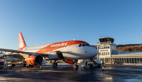 Flugvél easyJet á Akureyrarflugvelli