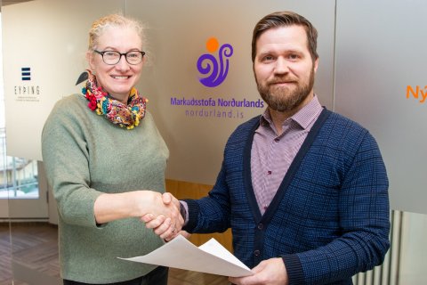 Guðrún Þóra og Björn handsala samning MN og RMF.