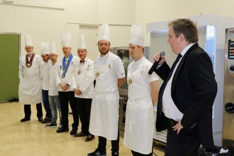 Sigmundur Davíð kynnir verðlaunasætið.